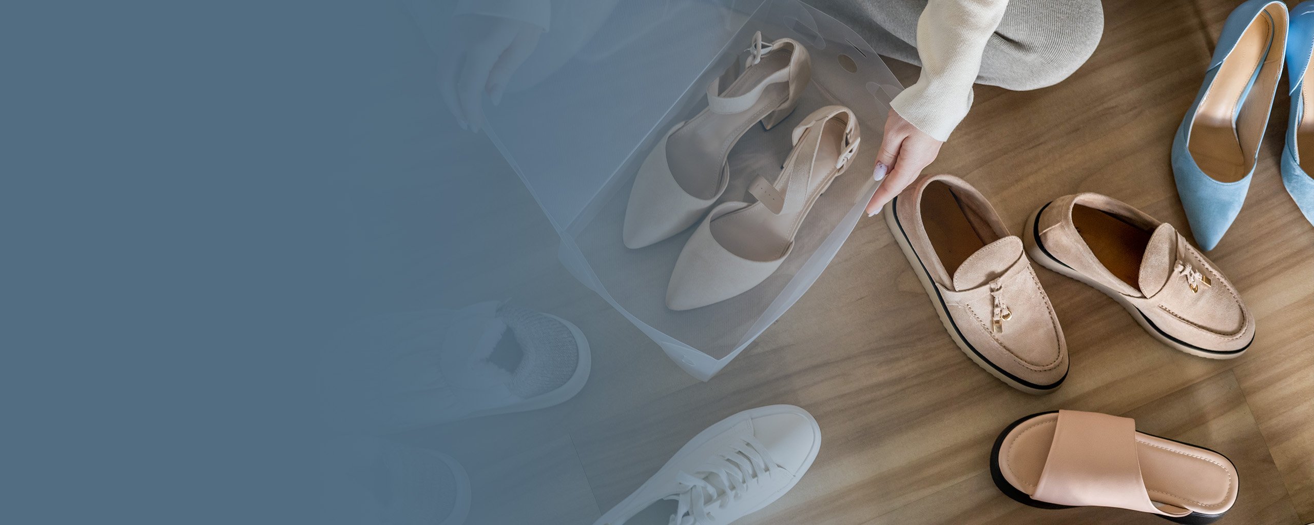 Eine Auswahl modischer Schuhe in gedeckten Farben