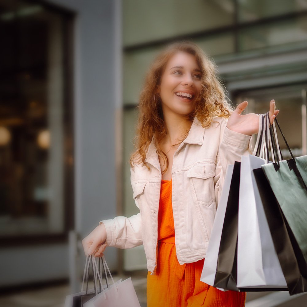 Frau mit Tüten beim Shopping