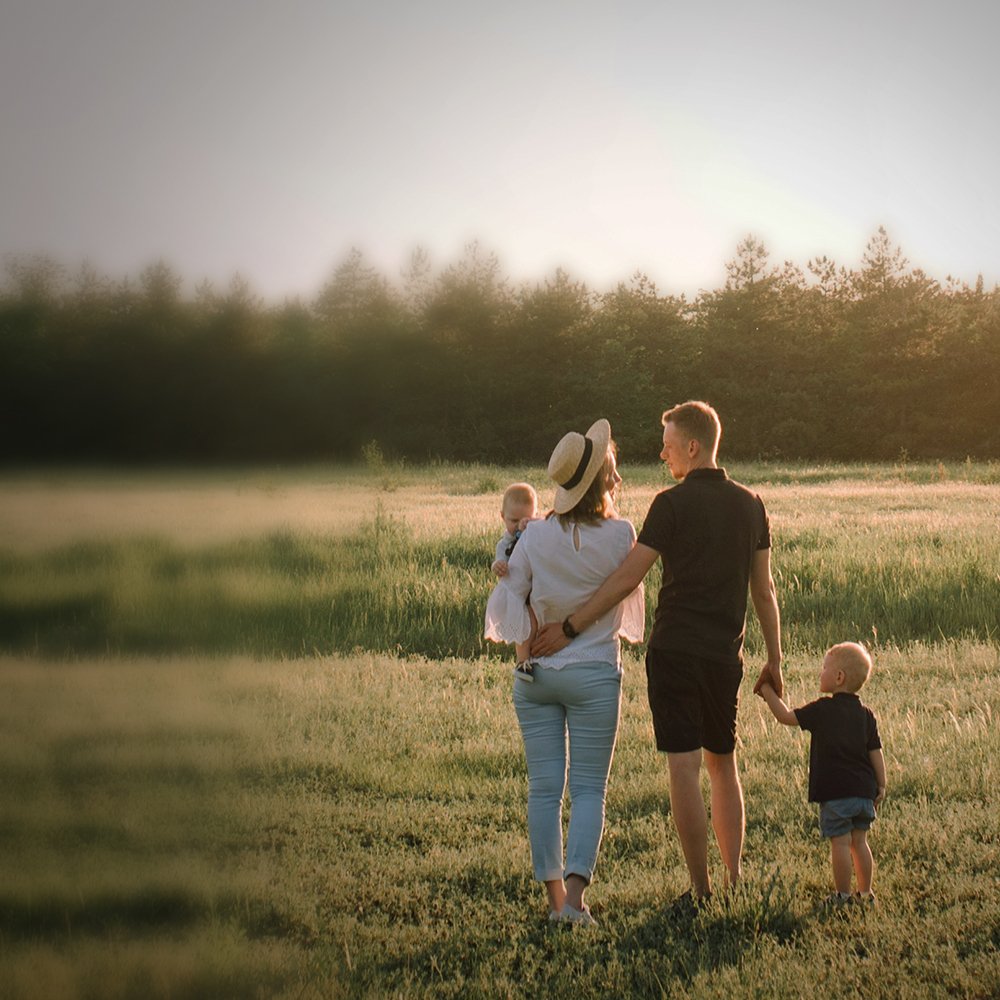 Junge Familie auf einer Wiese