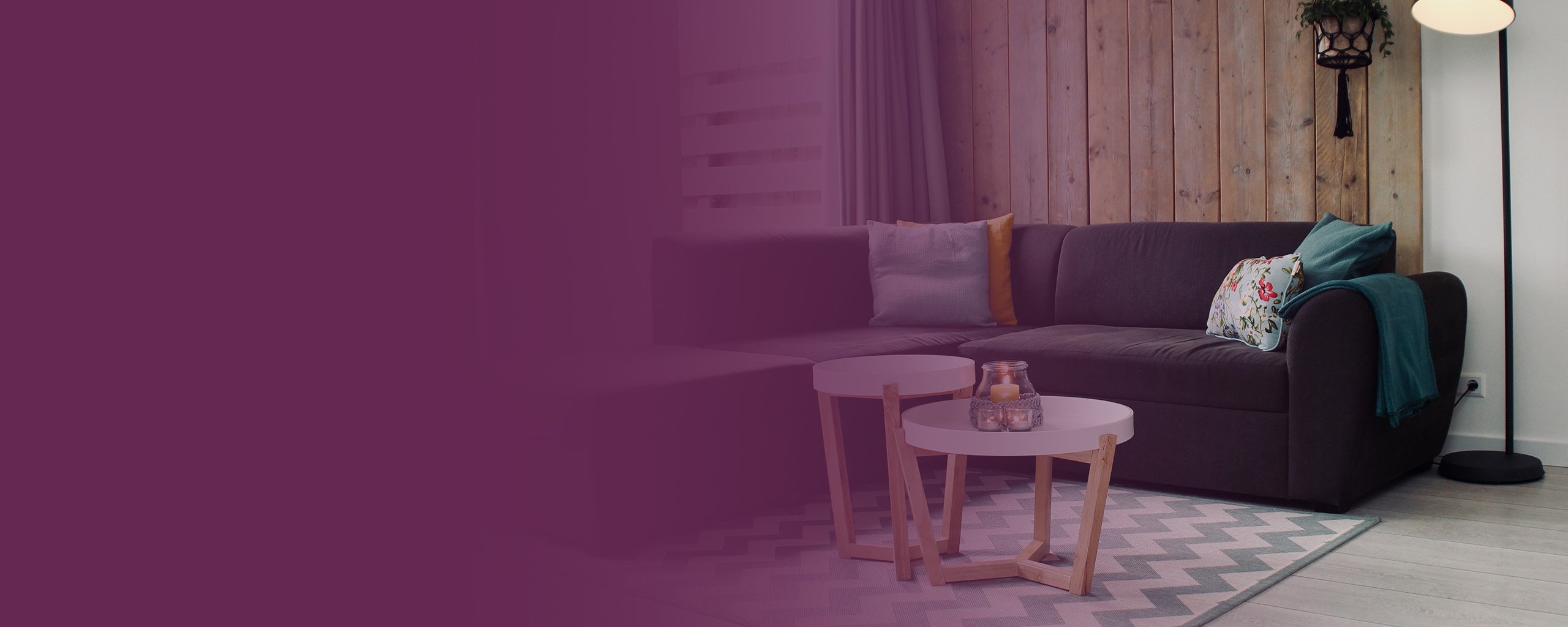 Eine Sofaecke mit Kissen und einem Beistelltisch