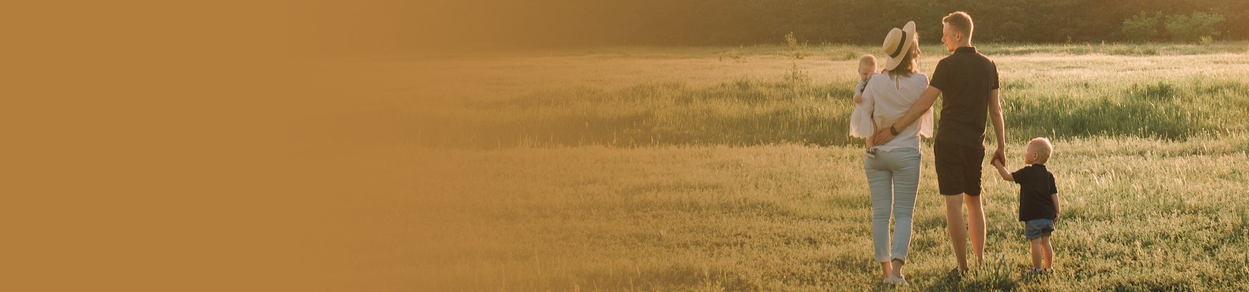 Junge Familie auf einer Wiese
